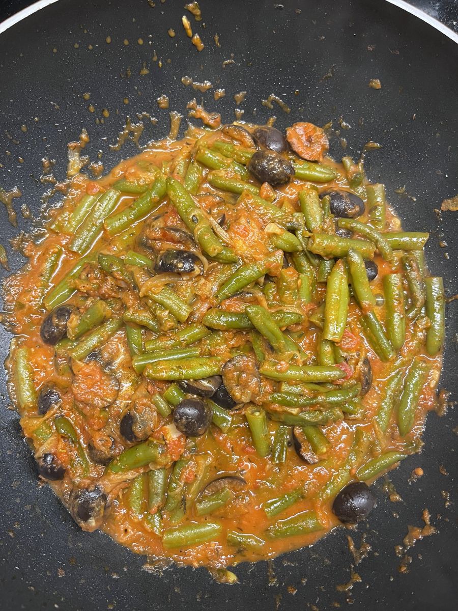green beans with tomato and olives